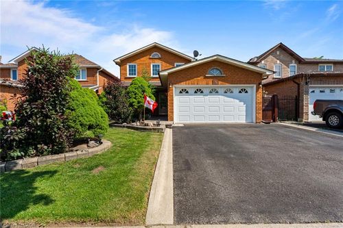 8 Cochrane Ave, Brampton, ON, L6Z4J4 | Card Image