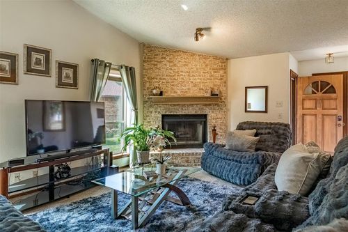 4704 Hemlock Ln, Oklahoma City, OK, 73162-1942 | Card Image