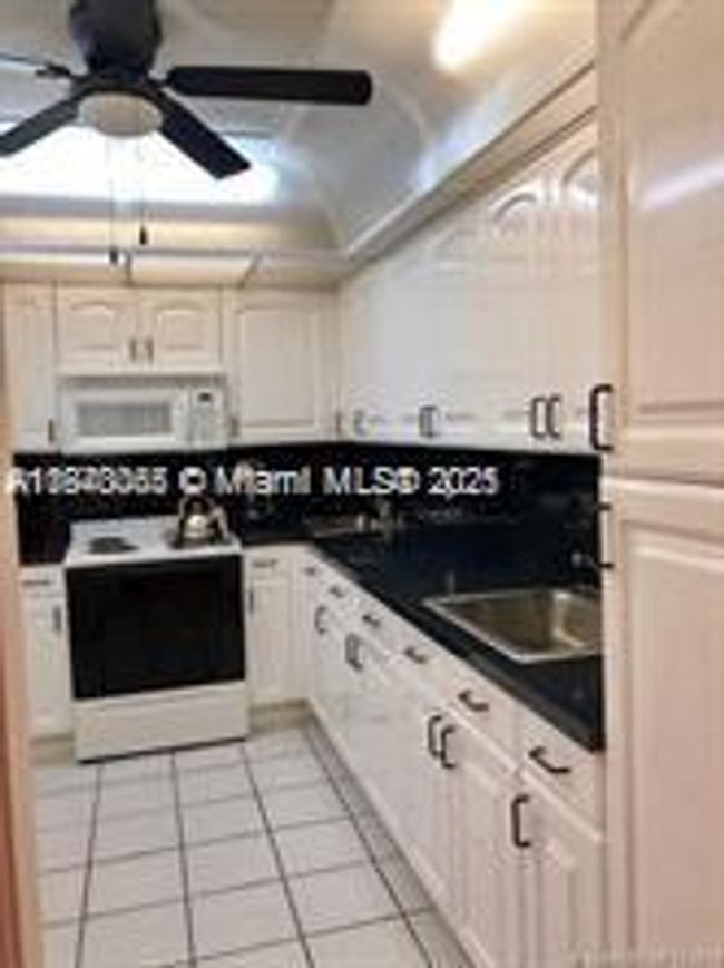 APT-305 - 5005 Collins Ave, Condo with 1 bedrooms, 2 bathrooms and null parking in Miami Beach FL | Image 8