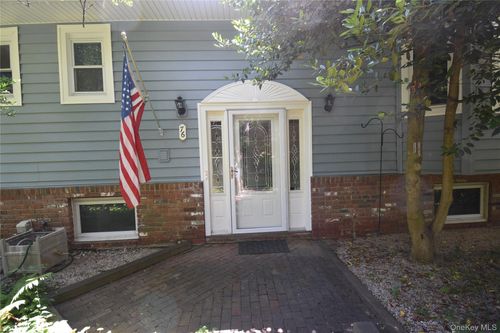 76 E Rogues Path, Huntington Station, NY, 11746-2735 | Card Image