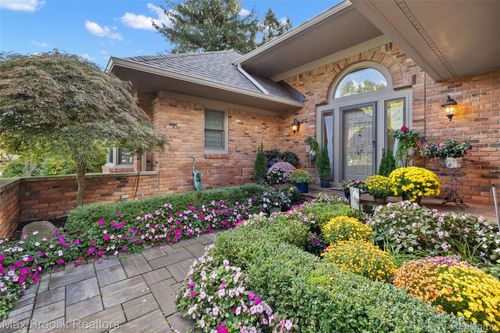 3673 York Ct, Bloomfield Hills, MI, 48301-2058 | Card Image