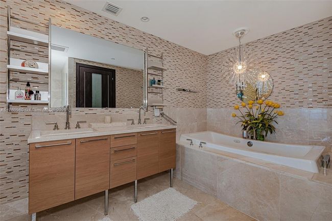 APT-1507 - 17001 Collins Ave, Condo with 1 bedrooms, 2 bathrooms and null parking in Sunny Isles Beach FL | Image 6
