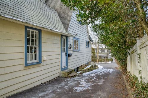 8 Ridgecrest W, Scarsdale, NY, 10583-2047 | Card Image