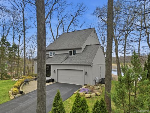 4965 Grover Dr, Brighton, MI, 48116-9755 | Card Image