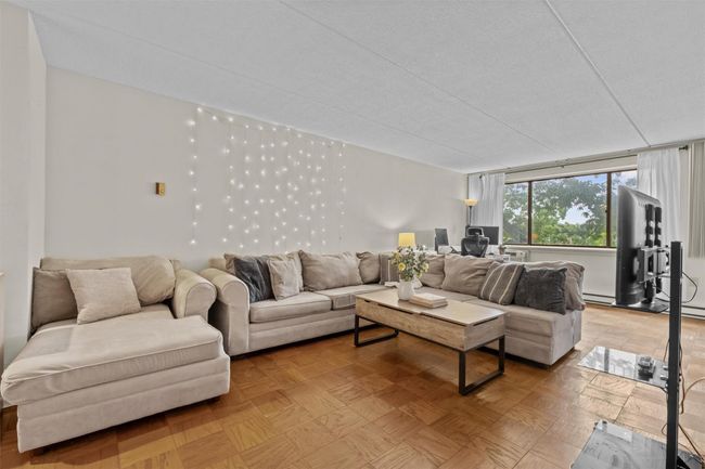 Living room with a baseboard radiator | Image 4