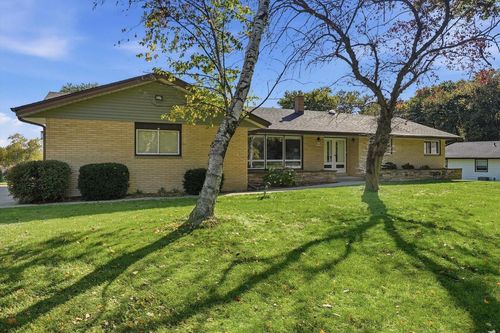 W215N10122 Hickory Drive, Germantown, WI, 53017 | Card Image