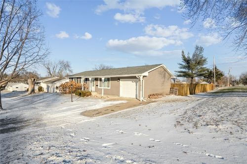 2245 27th St, Marion, IA, 52302-1613 | Card Image