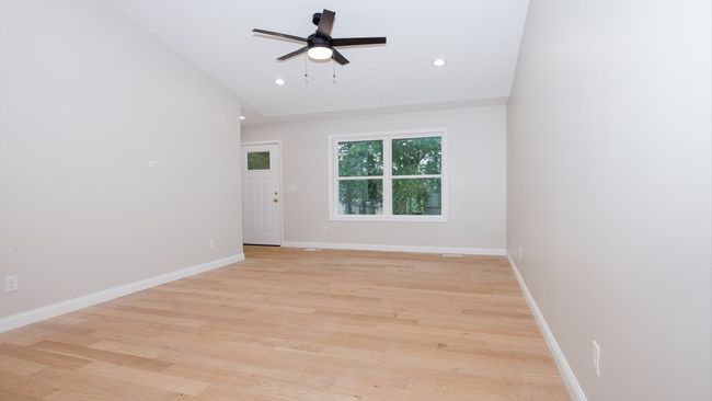 512 E Walnut St, House other with 2 bedrooms, 3 bathrooms and 2 parking in Hudson IL | Image 8