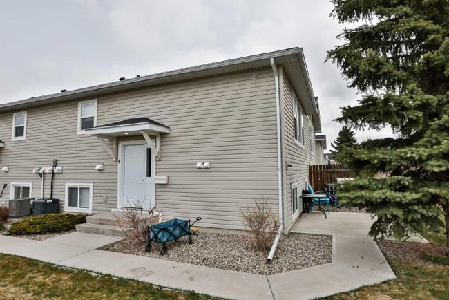 4 - 24 Cougar Cove N, Home with 3 bedrooms, 1 bathrooms and 1 parking in Lethbridge AB | Image 2