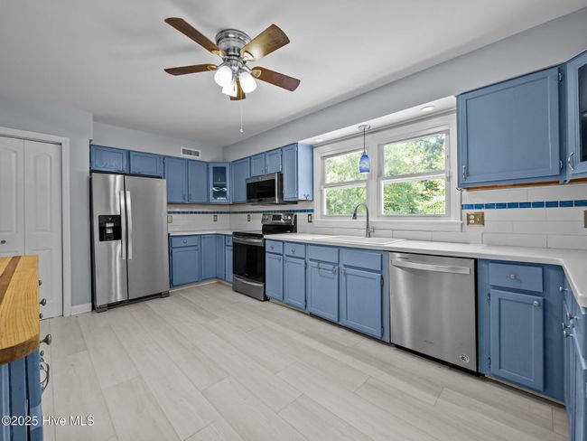 639 W Shore Dr, House other with 5 bedrooms, 4 bathrooms and 2 parking in Swansboro NC | Image 10
