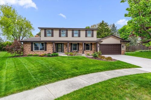 800 Sweetbriar Ct, Waukesha, WI, 53186-6757 | Card Image