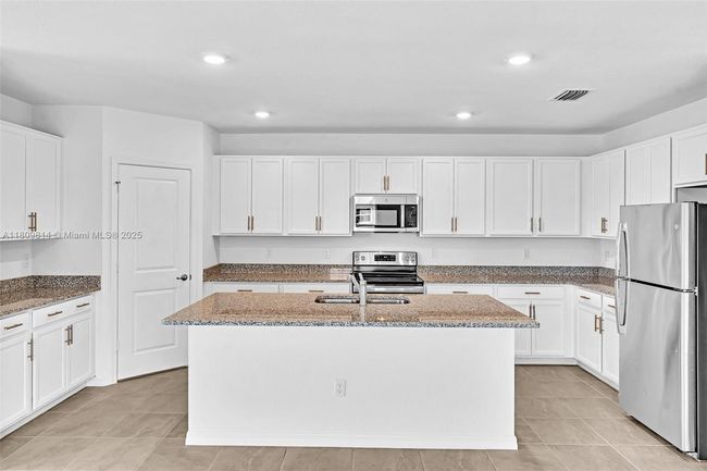 2033 Sw Castinet Ln, House other with 4 bedrooms, 3 bathrooms and null parking in Port St. Lucie FL | Image 7