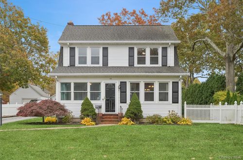 148 Woodhull Ave, Riverhead, NY, 11901-3514 | Card Image