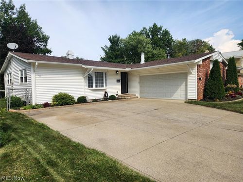 376 Wallace Dr, Berea, OH, 44017-2630 | Card Image