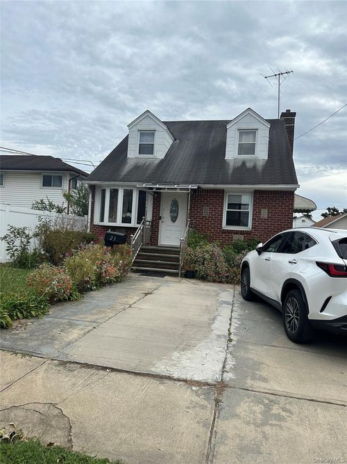 23 Flower St, Hicksville, NY, 11801-4756 | Card Image