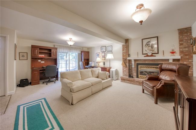 Game room with lots of space | Image 33