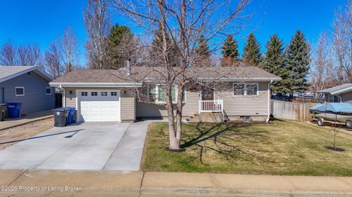 951 8th St E, Dickinson, ND, 58601-4549 | Card Image