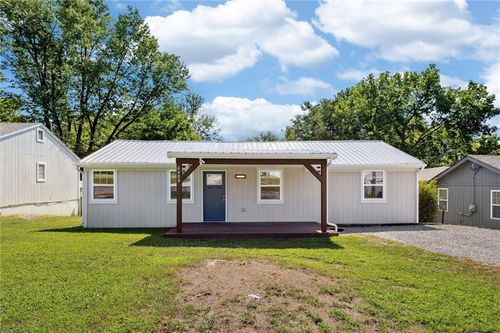 6409 Ravena Rd, Pleasant Valley, MO, 64068-8601 | Card Image