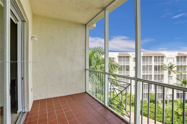 APT-501 - 3500 Oaks Clubhouse Dr, Condo with 3 bedrooms, 2 bathrooms and null parking in Pompano Beach FL | Image 48