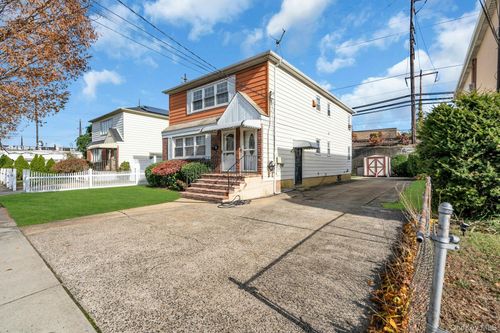 21 Cochran Pl, Valley Stream, NY, 11581-1847 | Card Image