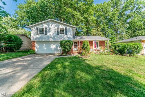 3195 W 230th St, North Olmsted, OH, 44070-1402 | Card Image
