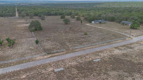 811 Mockingbird Ln, La Vernia, TX, 78121-5157 | Card Image