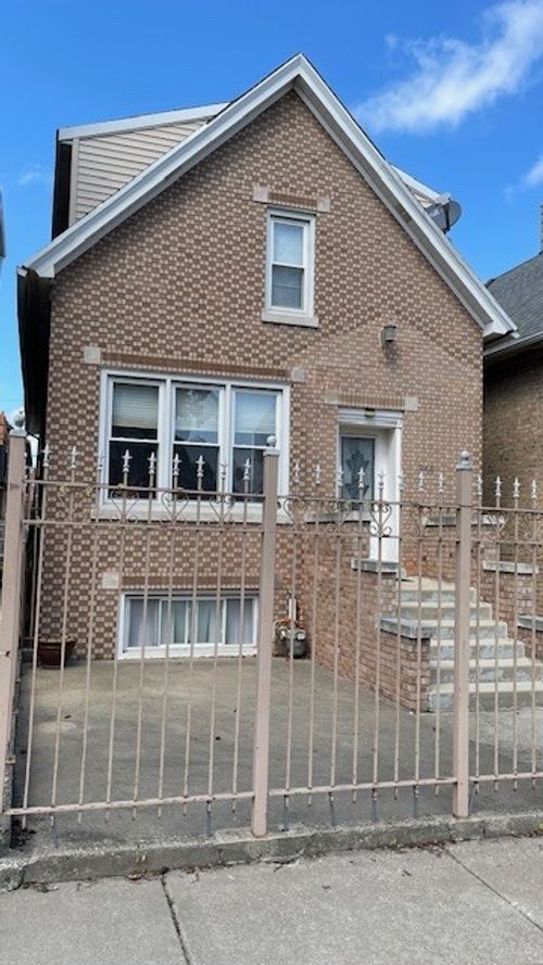 944 W 32nd St, Chicago, IL, 60608-6616 | Card Image