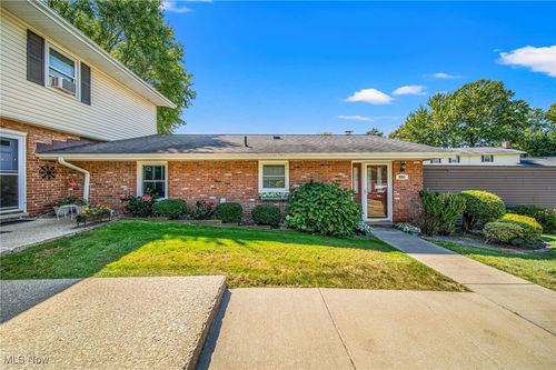 8563 Tanglewood Trl, Chagrin Falls, OH, 44023-5635 | Card Image