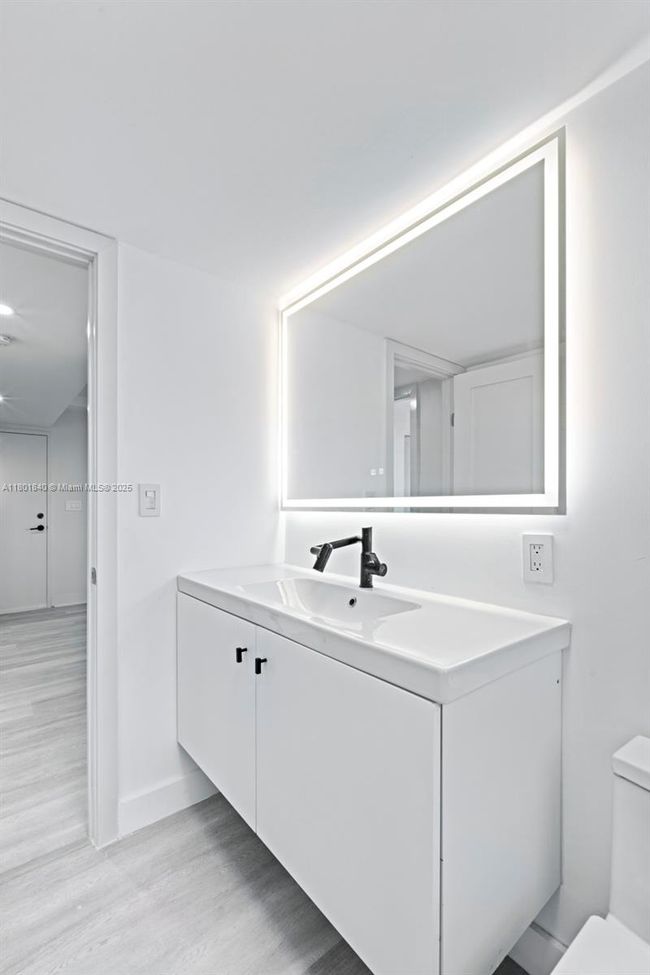 APT-305 - 137 Golden Isles Dr, Condo with 2 bedrooms, 2 bathrooms and null parking in Hallandale Beach FL | Image 11