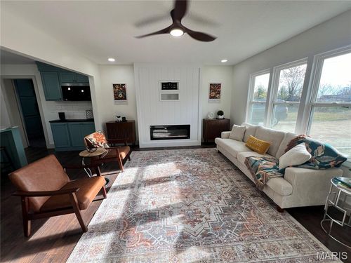 804 E Main St, Richland, MO, 65556-8454 | Card Image