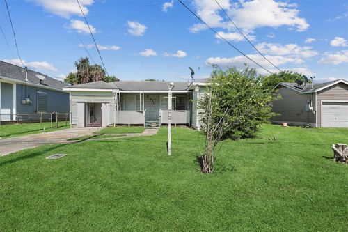 121 Lake Rd, La Marque, TX, 77568-4014 | Card Image