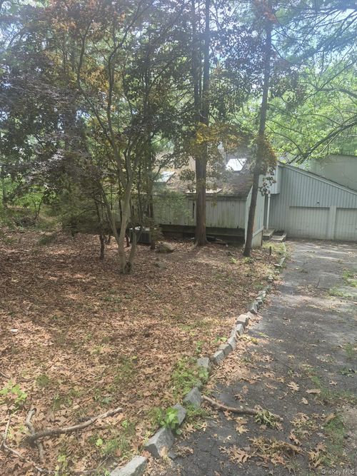 24 Yardley Dr, Dix Hills, NY, 11746-6044 | Card Image