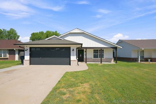 9465 Sprucewood Dr, Claremore, OK, 74019-7265 | Card Image