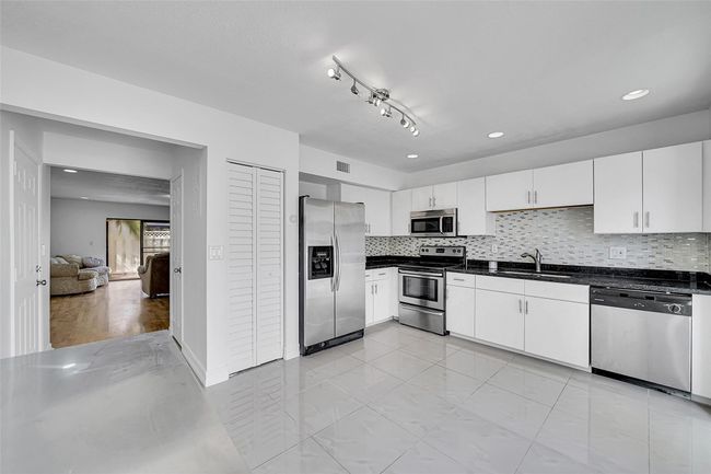225 - 225 Se 11 Th Ave, Townhouse with 2 bedrooms, 3 bathrooms and null parking in Pompano Beach FL | Image 8