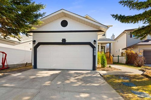 180 Woodside Rd Nw, House with 5 bedrooms, 4 bathrooms and 2 parking in Airdrie AB | Card Image