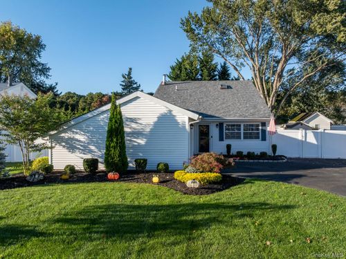 19 Carson Ln, Medford, NY, 11763-4312 | Card Image