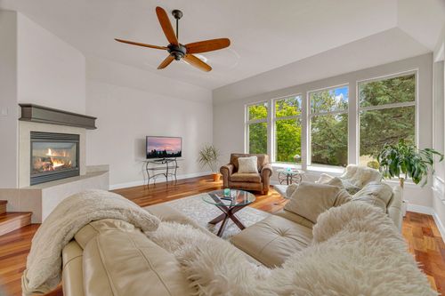 520 Nw Divot Dr, Bend, OR, 97703-8315 | Card Image