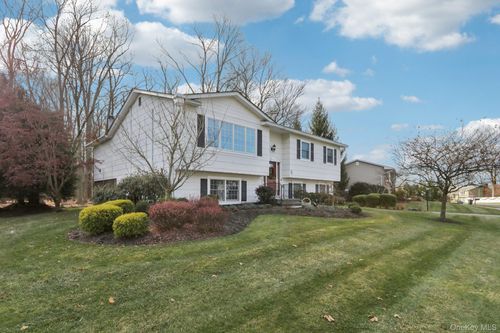 229 Betsy Ross Dr, Orangeburg, NY, 10962-2611 | Card Image