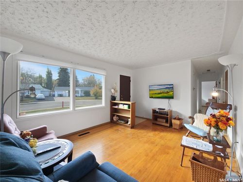 63 Marlborough Cres, Saskatoon, SK, S7L3T8 | Card Image