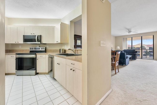APT-404 - 100 Uno Lago Dr, Condo with 2 bedrooms, 2 bathrooms and null parking in Juno Beach FL | Image 4