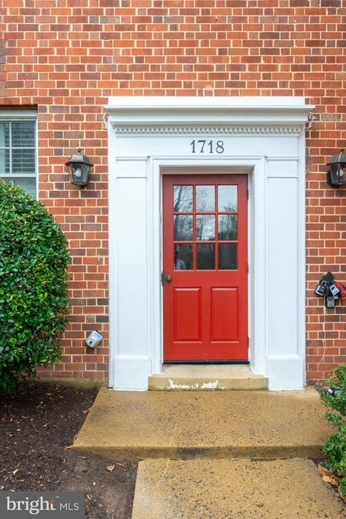 302-1718 W Abingdon Dr, ALEXANDRIA, VA, 22314-1069 | Card Image