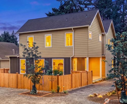 a-11737 40th Ave Ne, Seattle, WA, 98125-5726 | Card Image