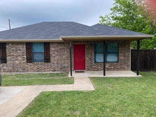 203 W Willow St, Sanger, TX, 76266-4835 | Card Image