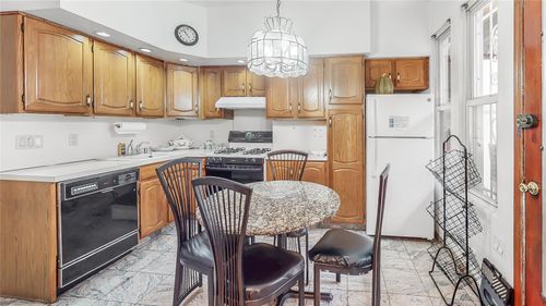 31 32nd St, Astoria, NY, 11106-2532 | Card Image