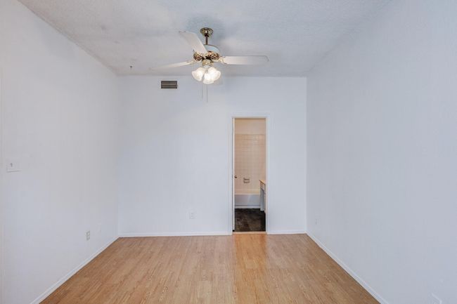 Spare room with light wood-style flooring, a ceiling fan, and baseboards | Image 12