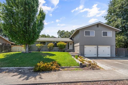 300 White Oak Cir, Medford, OR, 97504-7737 | Card Image