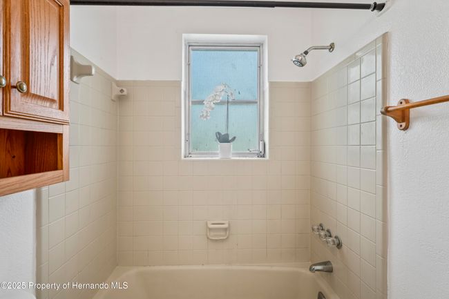 Bathroom Tub/Shower | Image 19