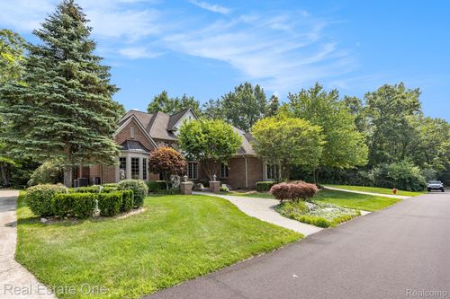 271 Greenan Ln, Lake Orion, MI, 48362-2173 | Card Image