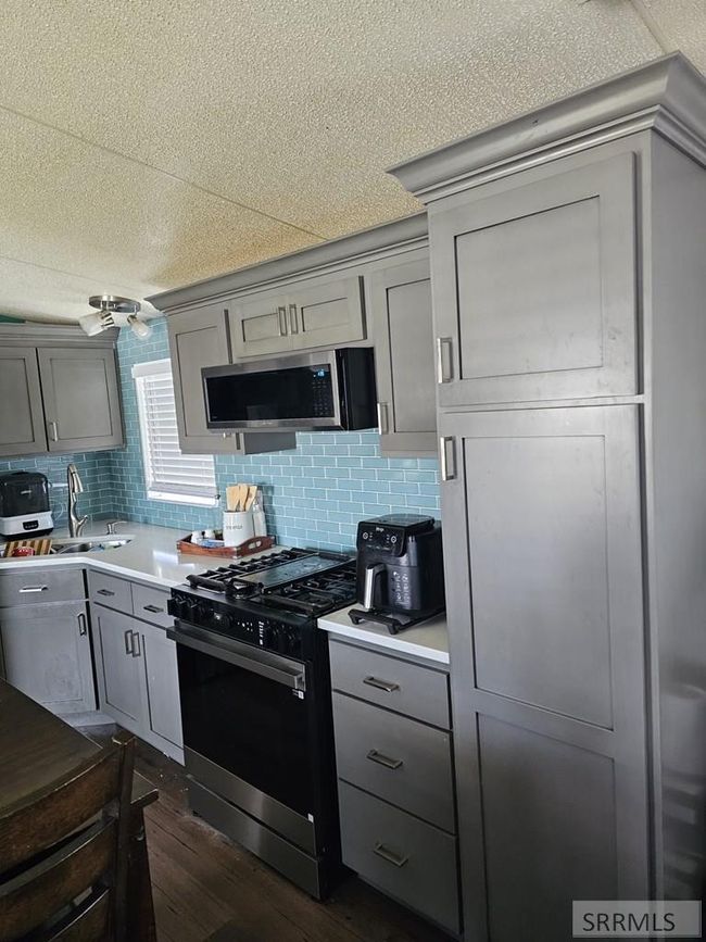 2146 Pine Tree Cir, House other with 3 bedrooms, 2 bathrooms and null parking in Idaho Falls ID | Image 9