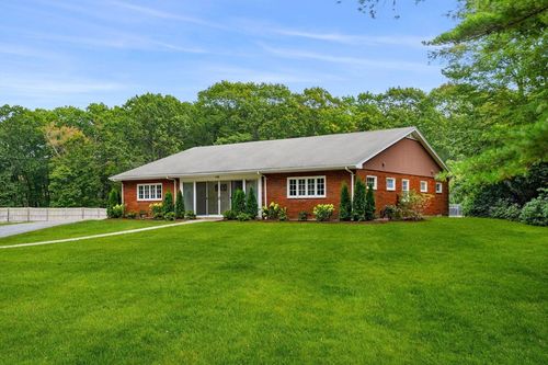 41 Essex St, Wenham, MA, 01984-1711 | Card Image